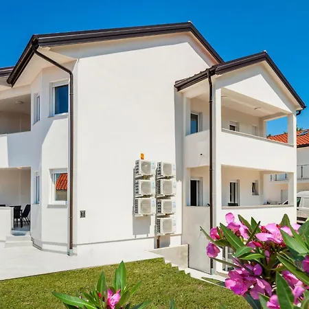 2 Bedroom Front In Banjol