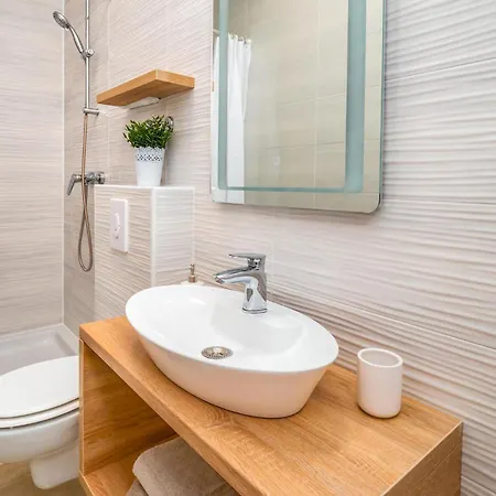 2 Bedroom Front In Apartment