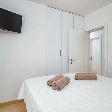 2 Bedroom Front In *