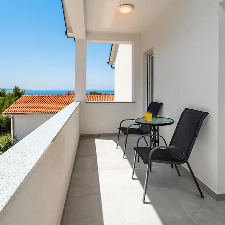 Apartment 2 Bedroom Front In *